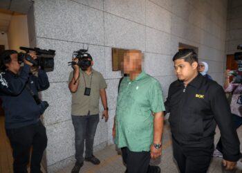 BEKAS Pengarah Besar Felda tiba di mahkamah untuk proses reman di Mahkamah Putrajaya. - UTUSAN/FAISOL MUSTAFA