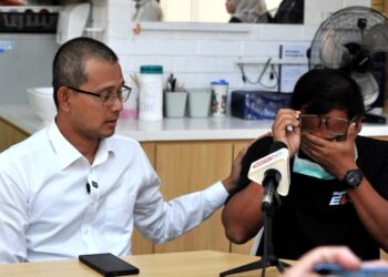 MOHD. FARED Mohd. Khalid menenangkan ibu bapa kepada mangsa digigit anjing liar, Nur Haira Wafiqah Mohammad Hamizi selepas menziarah kanak-kanak berkenaan, di Hospital Sultanah Aminah Johor Bahru.