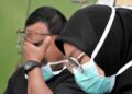 MOHAMMAD HAMIZI Hamdan bersama isterinya, Nur Wahyuni Harun sedih apabila anaknya, Nur Haira Wafiqah, 2, cedera parah susulan diserang sekumpulan anjing liar di Kampung Tambak, Peserai, Batu Pahat, Sabtu lalu.