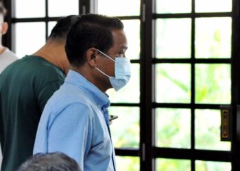 SEORANG kontraktor dihadapkan ke Mahkamah Sesyen atas pertuduhan mengemukakan tuntutan palsu bagi projek menurap semula jalan kampung di Mahkamah Sesyen, Johor Bahru disini. UTUSAN/RAJA JAAFAR ALI