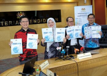 FADHLINA Sidek pada sidang akhbar pengumuman keputusan Programme for International Student Assessment (PISA) 2025 di Kementerian Pendidikan, Putrajaya. - UTUSAN/FAISOL MUSTAFA