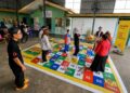 MURID Persatuan Orang Pekak Tawau ceria menyertai aktiviti permainan papan ular gergasi yang diadakan sempena program tanggungjawab sosial korporat (CSR) Maxim Malaysia. IHSAN MAXIM MALAYSIA