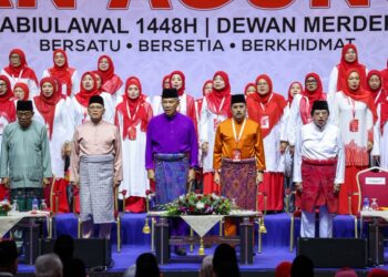MOHAMAD Hasan (tengah) ketika  Majlis Perasmian Perhimpunan Agung Pergerakan Sayap Wanita, Pemuda dan Puteri UMNO, di sini hari ini.-UTUSAN/ISKANDAR ISHAK