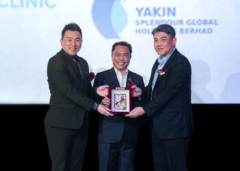Datuk Steven Lai (kiri),  Datuk Mohammad Yusof Apdal (tengah) dan Patrick Tan(kanan) ketika Majlis Menandatangani 6 MoU YAKIN, Pengiktirafan Malaysia Book of Records dan Pelantikan Duta