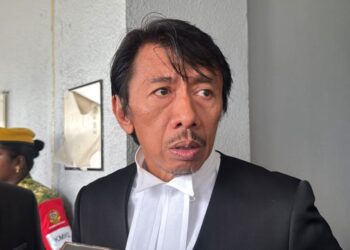AMER Hamzah Arshad ketika ditemui pemberita selepas prosiding reman terhadap Bekas Pengerusi Lembaga Tabung Haji (TH), Datuk Seri Abdul Azeez Abdul Rahim bersama dua lagi bekas pegawai TH.