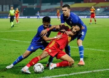 Pemain Selangor, Chrigor Moraes diasak pemain Sabah pada aksi timbal balik perlawanan pusingan ke-16 Piala FA 2026/2027, di Stadium Majlis Bandaraya Petaling Jaya, di sini hari ini. Foto: SHIDDIEQIIN ZON
