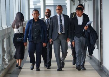 PEGUAM, Datuk Abu Bakar Isa Ramat (tengah) dan Datuk Amer Hamzah Arshad (kanan) mewakili bekas Pengerusi Lembaga Tabung Haji (TH), Datuk Seri Abdul Azeez Abdul Rahim selepas prosiding pertuduhan menggunakan kedudukan bagi mendapatkan jawatan di sebuah syarikat dan manfaatnya serta meyakinkan Ahli Lembaga TH membuat pelaburan RM193.5 juta di syarikat sama. - UTUSAN/SADDAM YUSOFF