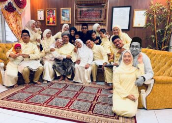 GAMBAR kenangan Allahyarham  Kapten Zainol Afiq Bee Sham (paling kanan) bersama keluarga ketika sambutan Aidilfitri lalu.-GAMBAR IHSAN KELUARGA.