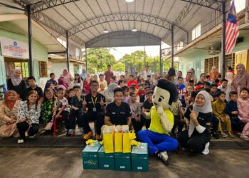 WARGA Persatuan Orang Pekak Tawau bersama wakil Maxim Malaysia merakam gambar kenangan selepas penyerahan sumbangan barangan keperluan pembelajaran sempena program tanggungjawab sosial korporat (CSR) syarikat berkenaan. IHSAN MAXIM MALAYSIA
