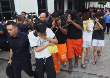 SEBELAS lelaki termasuk seorang pelajar kolej mengaku tidak bersalah atas pertuduhan menyertai rusuhan dan memiliki objek yang boleh digunakan sebagai senjata ketika dihadapkan ke Mahkamah Majistret George Town, Pulau Pinang hari ini.-UTUSAN/DANIAL SAAD