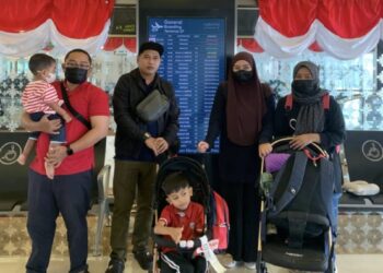 MUHAMMAD Hadeef Fayyadh Mohd. Farhan (kiri) dan Muhd. Iman Hafiz Muhammad Syafiq (depan) bersama keluarga masing-masing ketika berangkat ke Jakarta, Indonesia pada 23 Ogos lalu untuk menjalani rawatan terapi gen selepas didiagnosis menghidap penyakit genetik jarang jumpa iaitu SMA Type 2.-GAMBAR/ONE HOPE CHARITY AND WELFARE