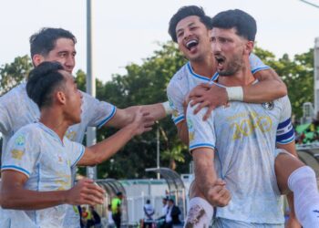 KAPTEN Penang FC, Stefano Brundo (kanan) meraikan jaringan penyamaannya ketika menentang Melaka FC dalam aksi kedua pusingan 16 pasukan terbaik Piala FA di Stadium Bandaraya, Pulau Pinang petang ini.-UTUSAN/DANIAL SAAD