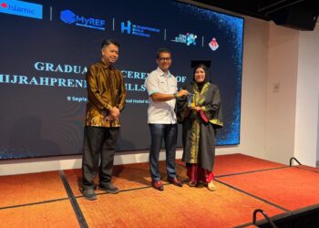MOHD. Khairuddin Rais (kiri) bersama  Ketua Pegawai Eksekutif RHB Islamic Bank Bhd., Adissadikin Ali menyampaikan penghargaan kepada peserta terbaik sempena Majlis Graduasi sempena Program Kemahiran Preneur Hijrah, Kota Bharu, Kelantan