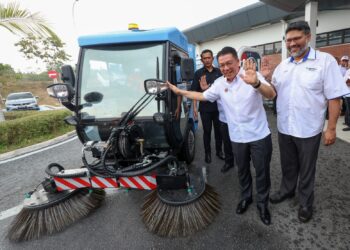 NGA Kor Ming melihat kenderaan pembersihan elektrik pada majlis pra pelancaran Hari Cuci Malaysia (HCM) 2026 di Pasar Tani Presint 4, Putrajaya. - UTUSAN/FAISOL MUSTAFA