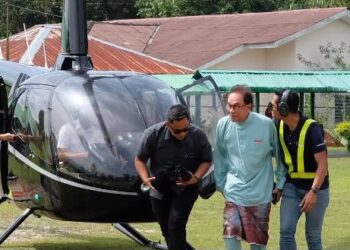 GAMBAR kenangan kapten Zainol bersama Anwar Ibrahim yang dikongsikan rakan Allahyarham Kapten Zainol Afiq