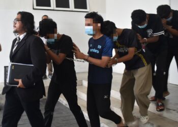ENAM termasuk lima tertuduh bawah umur yang berdepan pertuduhan merogol kanak-kanak bawah umur Julai lepas dibawa keluar dari Kompleks Mahkamah Kangar, Perlis hari ini. -UTUSAN/ASYRAF MUHAMMAD