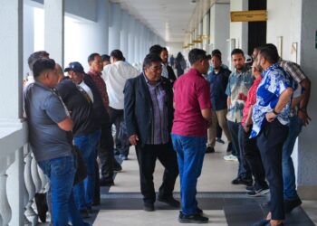 SUASANA di kaki lima berhadapan mahkamah yang dipenuhi keluarga dan penyokong Abdul Azeez Abdul Rahim bagi prosiding reman. - UTUSAN/SADDAM YUSOFF