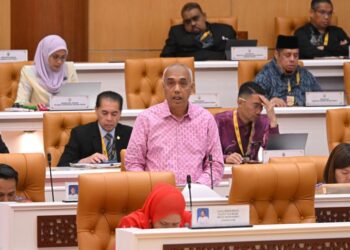 KHAIRUDIN Abu Hanipah menjawab soalan mengenai perkembangan TVET di Perak dalam persidangan DUN di Ipoh hari ini.