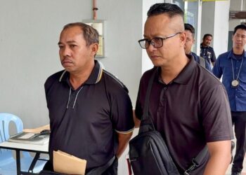 MOHD Suhaimi Yusof (kiri) dibawa ke Mahkamah Sesyen Seremban hari ini atas lima pertuduhan menghantar tiga gambar dan dua video lucah bekas isterinya kepada suami wanita berkenaan menerusi aplikasi Whatsapp. - UTUSAN/NOR SHAFIQAH MOHD. GHAZALI