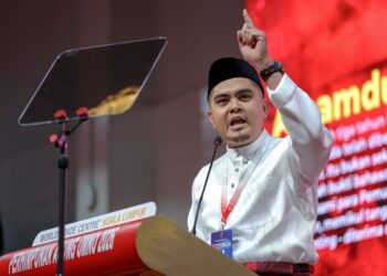 MUHAMAD Akmal Saleh menyampaikan ucapan dasar Ketua Pemuda UMNO sempena Perhimpunan Agung UMNO 2026 di Pusat Dagangan Dunia (WTC) Kuala Lumpur hari ini.-UTUSAN/FARIZ RUSADIO.