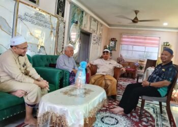 Solahudin Azmi (kanan), Yussaine Yahya serta Ahmad Adnan Fadzil mengadakan pertemuan dengan Pesuruhjaya Pas Perlis, Ahmad Ali baru-baru ini.-UTUSAN