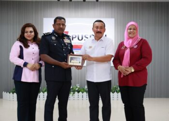 HUSSEIN Omar Khan (dua kiri) menyerahkan cenderata mata kepada Ruslin Jusoh semasa mengadakan Lawatan Strategik ke Puspek Bachok, Kelantan hari ini-UTUSAN/KAMARUL BISMI KAMARUZAMAN.