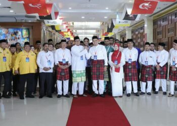 AFNAN Hamimi bersama delegasi Pas disambut (lima dari kiri) oleh Muhamad Akmal di Perhimpunan Agung UMNO (PAU) 2026.