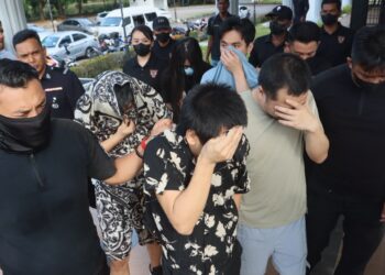 EMPAT warga China termasuk seorang wanita mengaku tidak bersalah ketika dihadapkan ke Mahkamah Sesyen Balik Pulau, Pulau Pinang hari ini atas pertuduhan menculik seorang lelaki warga Singapura, Julai lalu.-UTUSAN/DANIAL SAAD
