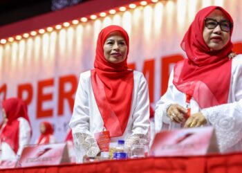 NORAINI Ahmad (kiri) pada Perhimpunan Agung Wanita UMNO sempena Perhimpunan Agung UMNO 2026 di Pusat Perdagangan Dunia Kuala Lumpur (WTCKL) di sini, hari ini. - UTUSAN/ISKANDAR ISHAK