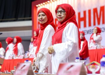 NORAINI Ahmad (kiri) pada Perhimpunan Agung Wanita UMNO sempena Perhimpunan Agung UMNO 2026 di Pusat Perdagangan Dunia Kuala Lumpur (WTCKL) di sini, hari ini. - UTUSAN/ISKANDAR ISHAK