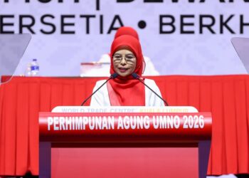 NORAINI Ahmad ketika berucap pada Perhimpunan Agung Wanita UMNO sempena Perhimpunan Agung UMNO 2026 di Pusat Perdagangan Dunia Kuala Lumpur (WTCKL) di sini, hari ini. - UTUSAN/ISKANDAR ISHAK