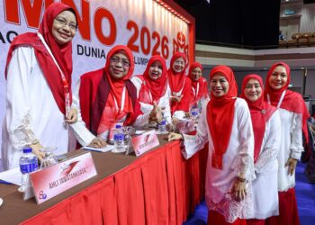 NORAINI Ahmad (tiga dari kanan) bersama barisan pimpinan Wanita UMNO Perhimpunan Agung UMNO 2026 di Pusat Perdagangan Dunia Kuala Lumpur (WTCKL) di sini, hari ini. -UTUSAN/ISKANDAR ISHAK