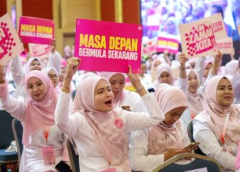 Ahli Puteri UMNO di Perhimpunan Agung Puteri UMNO sempena Perhimpunan Agung UMNO 2026 di Pusat Perdagangan Dunia Kuala Lumpur (WTCKL) di sini, hari ini. - UTUSAN/ISKANDAR ISHAK