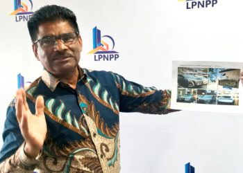 S. SUNDARAJOO menunjukkan gambar beberapa kenderaan mewah yang dipercayai dimiliki oleh penghuni PPR Taman Manggis ketika sidang akhbar di George Town, Pulau Pinang hari ini.-UTUSAN/SAFINA RAMLI