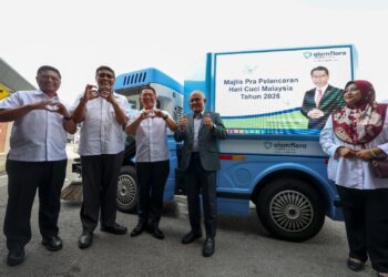 NGA Kor Ming (tiga kiri) bergambar dengan kenderaan pembersihan elektrik pada majlis pra pelancaran Hari Cuci Malaysia (HCM) 2026 di Pasar Tani Presint 4, Putrajaya. – UTUSAN/FAISOL MUSTAFA