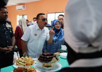 RUSLIN Jusoh (tengah) memberikan kata-kata semangat kepada klien AADK yang menerima rawatan dan pemulihan di Puspen Bachok, Kelantan hari ini-UTUSAN/KAMARUL BISMI KAMARUZAMAN.