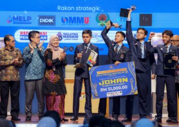 FADHLINA Sidek menyampaikan piala kepada johan Pertandingan Akhir Bahas Piala Perdana Menteri Kali Ke-51 di Universiti Multimedia, Cyberjaya, hari ini.
