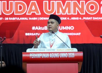 MUHAMAD Akmal Saleh menyampaikan Ucapan Dasar Pemuda UMNO sempena Perhimpunan Agung UMNO di Dewan Tun Razak, Pusat Dagangan Dunia Kuala Lumpur, hari ini. - UTUSAN/FARIZ RUSADIO