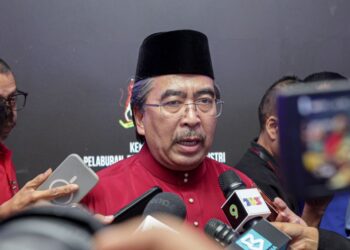 JOHARI Abdul Ghani pada sidang akhbar berkenaan Sistem Peruntukan Saham Khas Bumiputera (SPSKB) 3.0 di Dewan Tun Razak, Pusat Dagangan Dunia Kuala Lumpur (WTCKL), hari ini. - UTUSAN/FARIZ RUSADIO