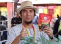 MOHAMAD Yusof Mohd. Surid menunjukkan produk yang dikeluarkan oleh Angku Trading.