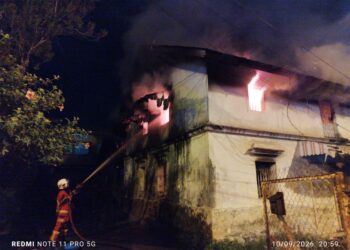 ANGGOTA bomba berusa mengawal kebakaran yang meragut nyawa seorang lelaki di Pasar Gok Kapor, Jalan Pantai Cahaya Bulan, Kota Bharu, Kelantan.-IHSAN BOMBA