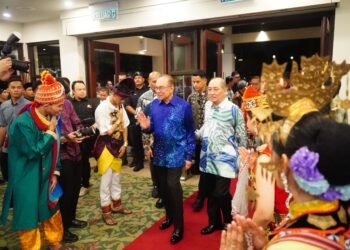ANWAR Ibrahim hadir Majlis Makan Malam Kerajaan Negeri Sabah sempena Mesyuarat Majlis Tindakan Pelaksanaan Perjanjian Malaysia 1963 (MTPMA63) bertempat di The Magellan Sutera - UTUSAN/RAEESAH HANAN