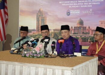 ANWAR Ibrahim semasa sidang akhbar selepas mempengerusikan Mesyuarat Majlis Tindakan Pelaksanaan Perjanjian Malaysia 1963 (MTPMA63) di Pusat Konvensyen Antarabangsa Sabah (SICC), Kota Kinabalu, Sabah hari ini.-UTUSAN/RAEESAH HANAN