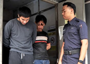 SEORANG pempengaruh kecergasan, Muhammad Azri Abdul Rahim (kiri) mengaku tidak bersalah atas pertuduhan melakukan pecah amanah di Mahkamah Sesyen, Johor Bahru disini. UTUSAN/RAJA JAAFAR ALI