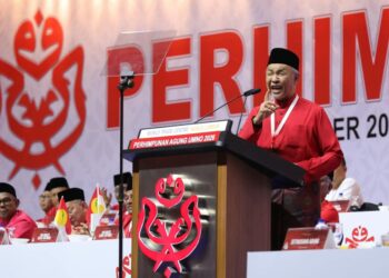 AHMAD Zahid Hamidi ketika menyampaikan Ucapan Dasar Presiden UMNO sempena Perhimpunan Agung UMNO (PAU) 2026 di sini hari ini. -UTUSAN/FARIZ RUSADIO