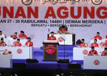 AHMAD Zahid Hamidi ketika menyampaikan Ucapan Dasar Presiden UMNO sempena Perhimpunan Agung UMNO (PAU) 2026 di sini hari ini. -UTUSAN/FARIZ RUSADIO