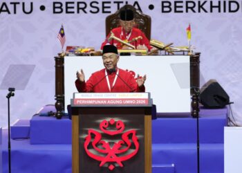 AHMAD Zahid Hamidi ketika menyampaikan Ucapan Dasar Presiden capan Dasar Presiden pada Perhimpunan Agung UMNO (PAU), hari ini. -UTUSAN/FARIZ RUSADIO