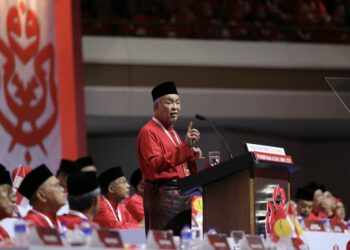 AHMAD Zahid Hamidi ketika menyampaikan Ucapan Dasar Presiden UMNO sempena Perhimpunan Agung UMNO (PAU) 2026 di sini hari ini. -UTUSAN/FARIZ RUSADIO