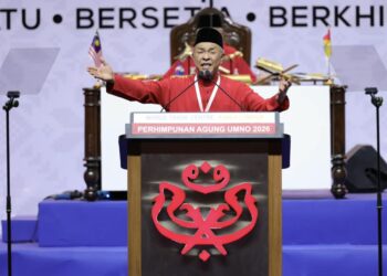 AHMAD Zahid Hamidi ketika menyampaikan Ucapan Dasar Presiden UMNO sempena Perhimpunan Agung UMNO (PAU) 2026 di sini hari ini. -UTUSAN/FARIZ RUSADIO