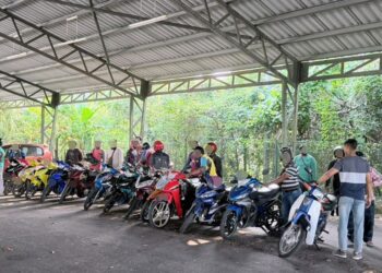 SEBAHAGIAN daripada penunggang motosikal warganegara asing yang dikenakan tindakan penguatkuasaan semasa pemeriksaan polis di Kota Tinggi.